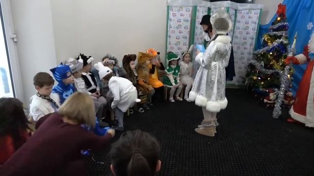 Новогоднее party в детском саду Дед Мороз жжёт и подарки от Макса и Кати смотреть онлайн