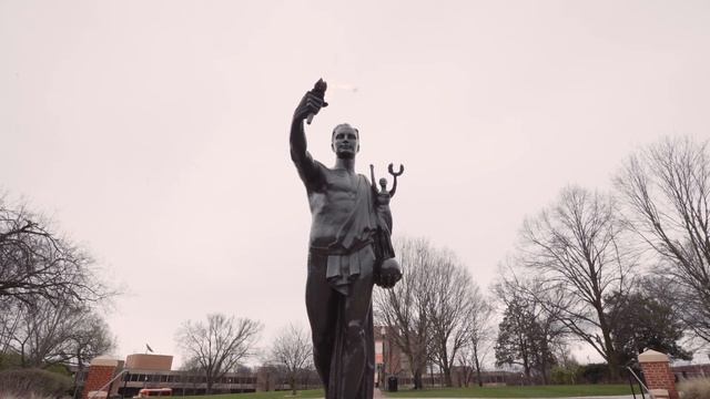 Tour the University of Tennessee, Knoxville’s Torchbearer Plaza смотреть онлайн