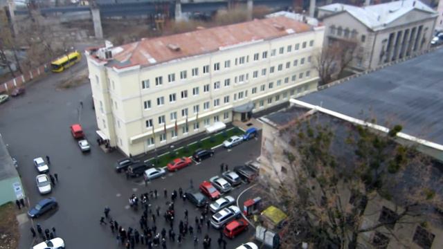 ROSHEN.Странные люди возле фабрики смотреть онлайн