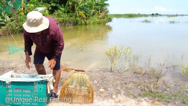 Best Fisherman Catching & Catfish on The Road Flooded - Amazing Fishing Water Crossing 2021 смотреть онлайн