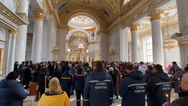 В Преображенском соборе совершили отпевание погибшего сотрудника ГСЧС смотреть онлайн