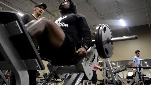 Leg day... Different variations on the hack squat machine. смотреть онлайн