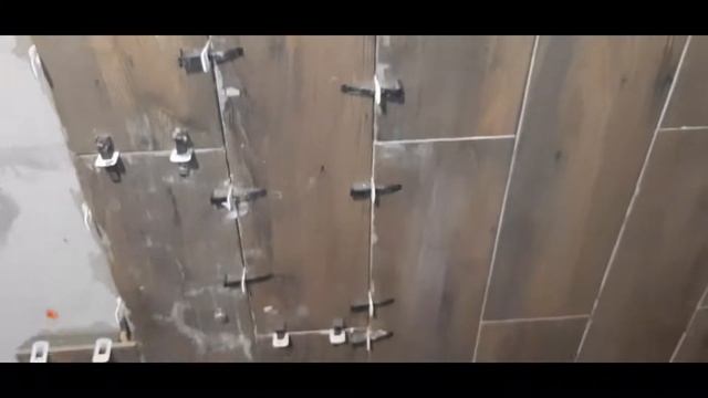 Кладка плитки на стены в душевой!