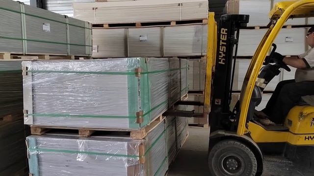 Разгружаем фуру с продукцией на склад УралПлита #новыйгруз #фура #выгрузкафуры #погрузчик #груз смотреть онлайн