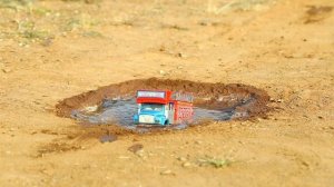 Мотоцикл, грузовичок и речной песок