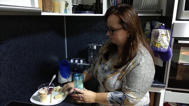 Коктейль с бананом и малиной. смотреть онлайн