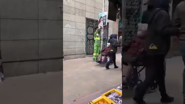 Colau fa retirar els cartells dels seus rivals polítics i els canvia pels del seu partit. смотреть онлайн