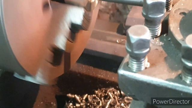 Нарезаю трапецеидальную резьбу(гайка в заднюю бабку станка кусон 3) смотреть онлайн