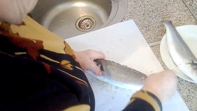 Пенсионерка чистит сибас, лихо получается))) и главное убирать чешую по всей кухне не надо! смотреть онлайн