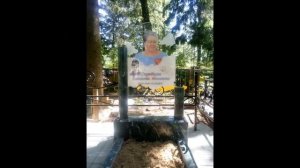 Памятники из стекла с цветным портретом, на могилу, варианты исполнения, красивые работы