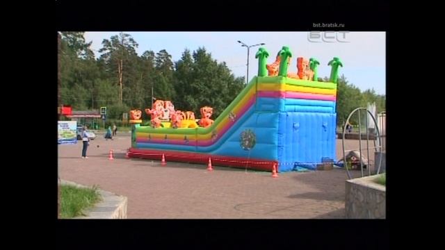 В Братске родители спасали маленьких детей из резко сдувшегося батута смотреть онлайн