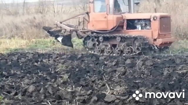 Пахота огорода. Трактор ДТ-75 в работе. смотреть онлайн