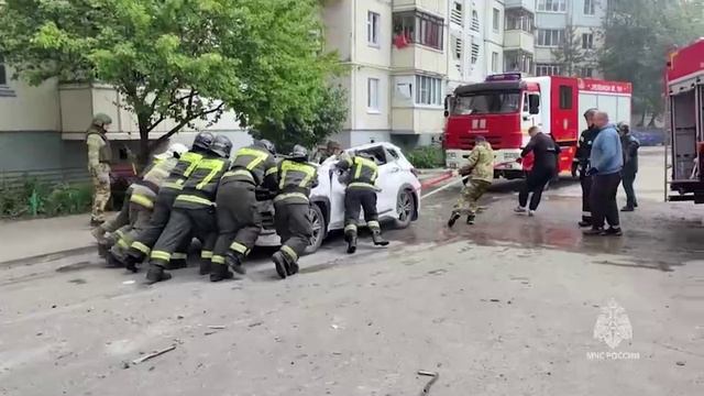 Спасатели вернулись к поискам людей под завалами. Ракетную опасность в Белгороде отменили