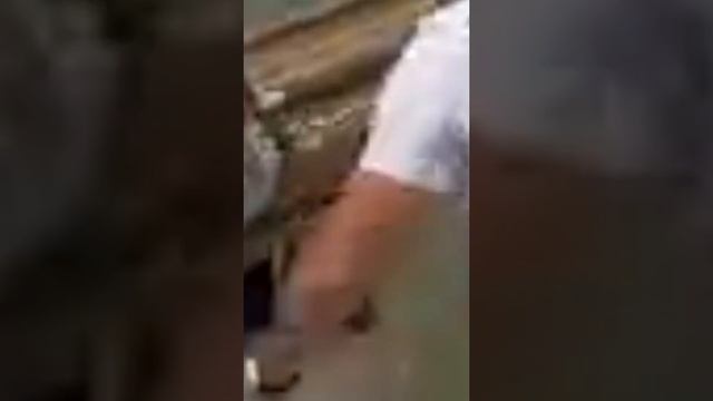 Девушки упали с качелей