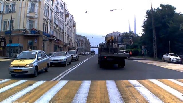 Эвакуатор проезжает через сплошную во Владивостоке смотреть онлайн