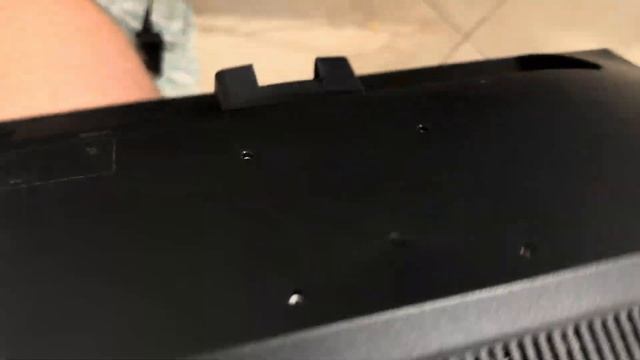 Como remover suporte do monitor da LG Flatron E2241 para colocar em braço articulado com pistão gás смотреть онлайн