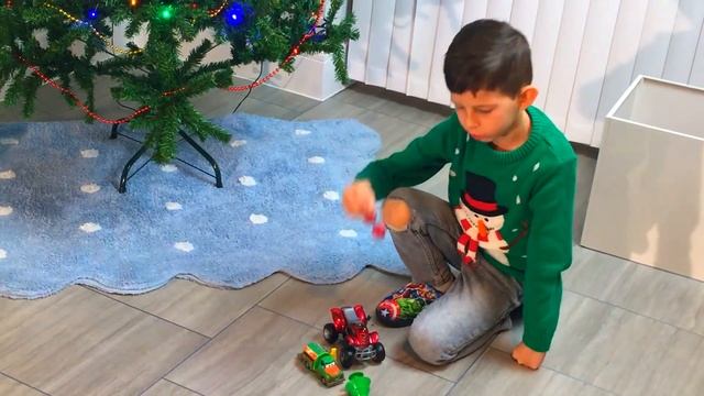Новогодний челлендж. Украшаем елку.Decorated christmas tree with toy cars.Mum was shocked смотреть онлайн