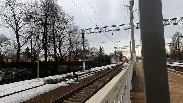 ЭД4М-0381 "Ладога" с пригородным сообщением отправляется со ст. Шувалово смотреть онлайн