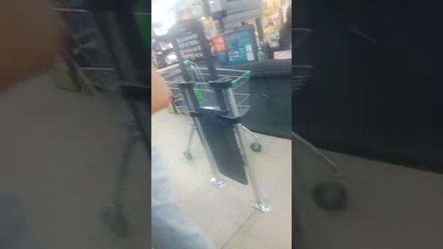 В магазине "Перекресток" не платят зарплату охранникам,то есть мне смотреть онлайн