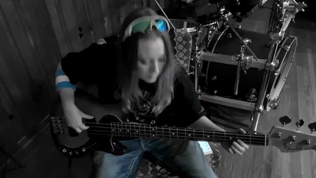 Motley Crue Looks That Kill Bass Cover смотреть онлайн