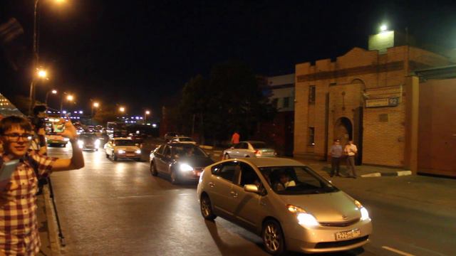 Салют в день рожденья Кати Самуцевич у СИЗО смотреть онлайн