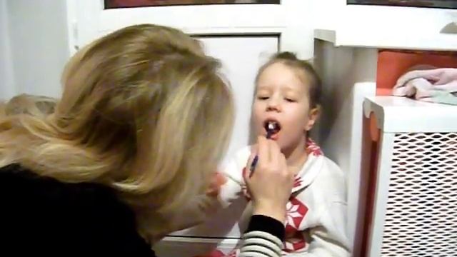 Кате мажут горло Люголем смотреть онлайн