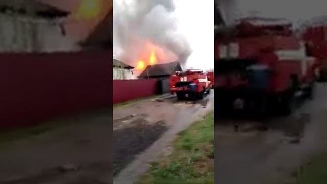 Пожар в г.Рыльске.Работа пожарных которые ничем не помогли и люди остались без всего смотреть онлайн