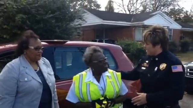 Memphis Police honor 90-year-old crossing guard смотреть онлайн