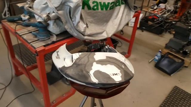 Ремонт мотопластика. Покраска в белый перламутр. смотреть онлайн