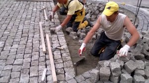 Укладка гранитной колотой брусчатки