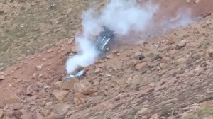 автомобиль вылетел с обрыва в горах