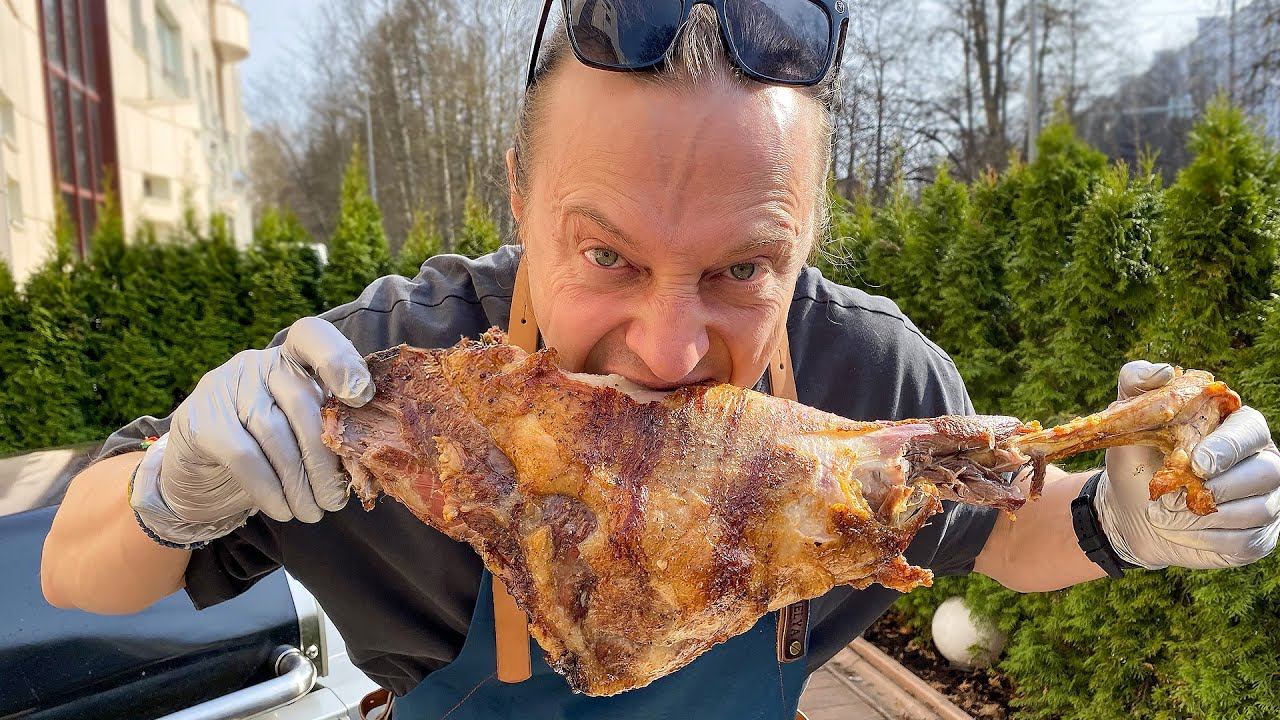 Вот так это надо делать. Мясо на гриле. Баранья нога на вертеле смотреть онлайн