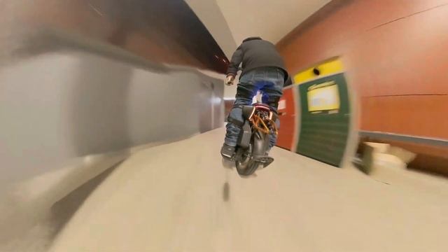 KINGSONG S19 - First look and quick test. Is S19 a good beginner wheel? A fun little demo/group rid смотреть онлайн