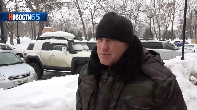 Чем ближе праздник 8 марта - тем больше вопросов возникает у мужчин - что подарить? смотреть онлайн