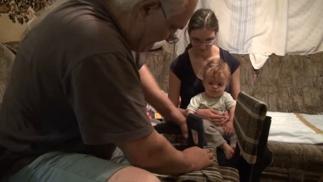 Обшиваем с дедом стул тканью в английском стиле - İngiliz tarzında dede sandalye bez kınına! смотреть онлайн