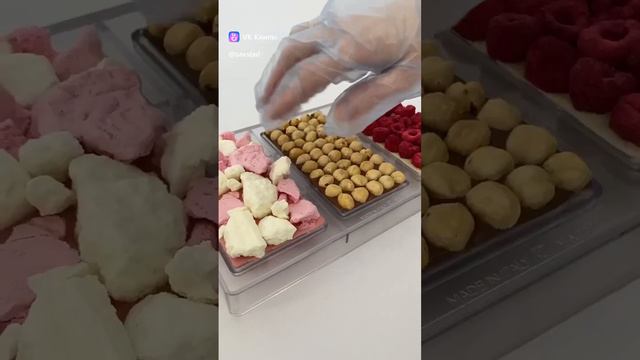 Процесс создания плиточек шоколада #клубникавшоколаде #caketogo #санктпетербург #шоколадка смотреть онлайн