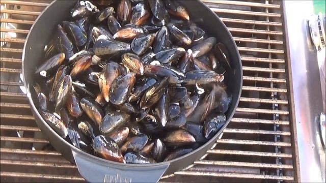Weber Gourmet BBQ System Dutch Oven - Belgian Mussels смотреть онлайн