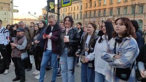 Ждём второго гитариста Рому!) Группа Айдахо выступает на Большой Конюшенной улице...