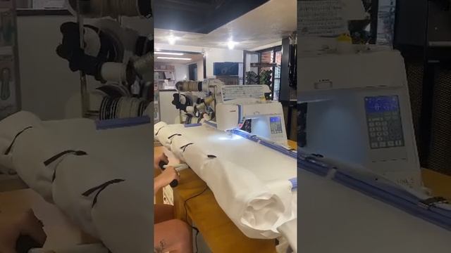 Démonstration de matelassage avec JANOME Skyline S5 et cadre Cutie de Grace Company смотреть онлайн