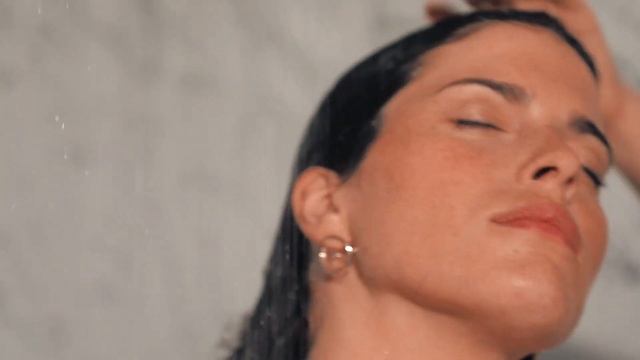 How To Cleanse Your Hair With Discipline Bain Fluidealiste Sulfate-Free Shampoo For Frizzy Hair