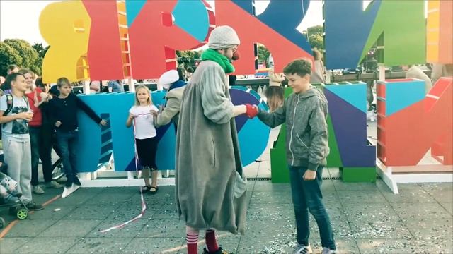 Клоуны Каникулы уличный спектакль «ДВОР» клоун компания «Kanikuly” жанр: мим-клоунада смотреть онлайн