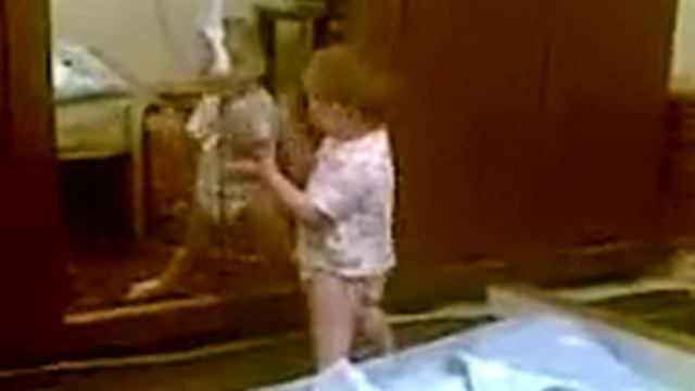 Прикольный танец малыша в зазеркалье смотреть онлайн