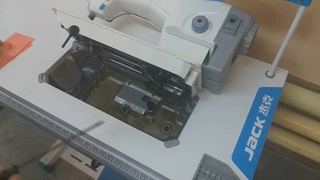 замена масла в прямострочной промышленной швейной машине Jack F4 смотреть онлайн