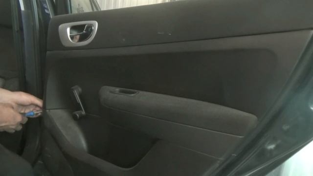 Как снять дверные обшивки с передней и задней двери. Peugeot 307. смотреть онлайн