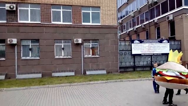 Бой детей и бургера у стен областного УВД смотреть онлайн
