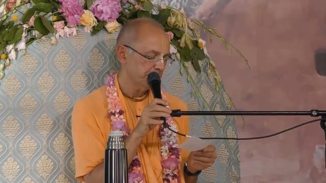 Повторяя мантру нужно медитировать только на Шри Шри Радха-Кришну смотреть онлайн