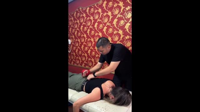 У пациента постоянные боли в СПИНЕ. Золотые руки. смотреть онлайн