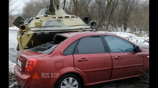 В Новочеркасске БТР протаранил легковой автомобиль смотреть онлайн
