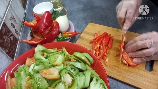 Уж очень он ВКУСНЫЙ!Готовьте сразу большую порцию."Салат из ЗЕЛЁНЫХ ПОМИДОР". смотреть онлайн