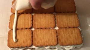 Торт из печенья со взбитыми сливками.